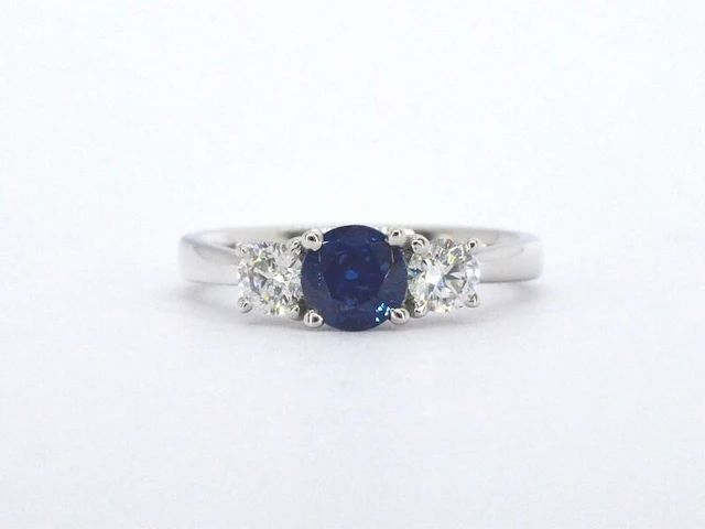 Witgouden trilogy ring met diamanten en saffier - afbeelding 5 van  9