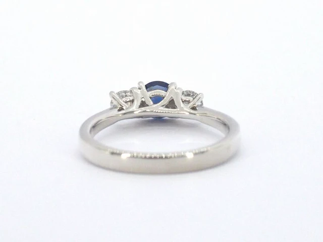 Witgouden trilogy ring met diamanten en saffier - afbeelding 6 van  9
