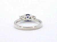 Witgouden trilogy ring met diamanten en saffier - afbeelding 6 van  9
