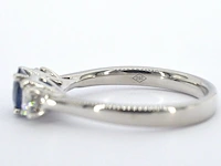 Witgouden trilogy ring met diamanten en saffier - afbeelding 7 van  9