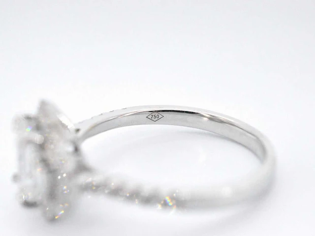Witgouden trinity ring emerald diamant - afbeelding 2 van  10