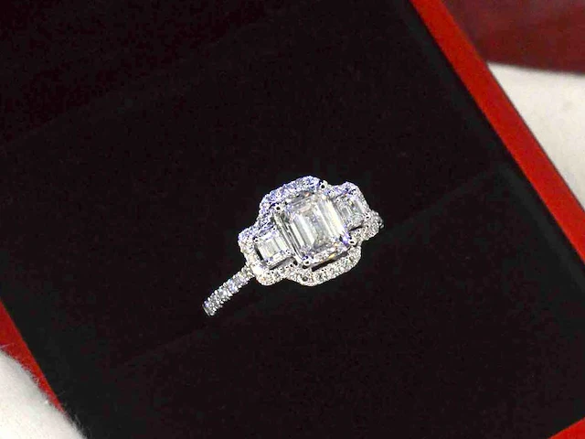 Witgouden trinity ring emerald diamant - afbeelding 1 van  10