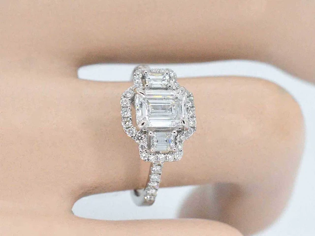 Witgouden trinity ring emerald diamant - afbeelding 3 van  10