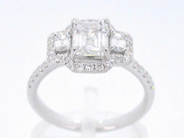 Witgouden trinity ring emerald diamant - afbeelding 8 van  10
