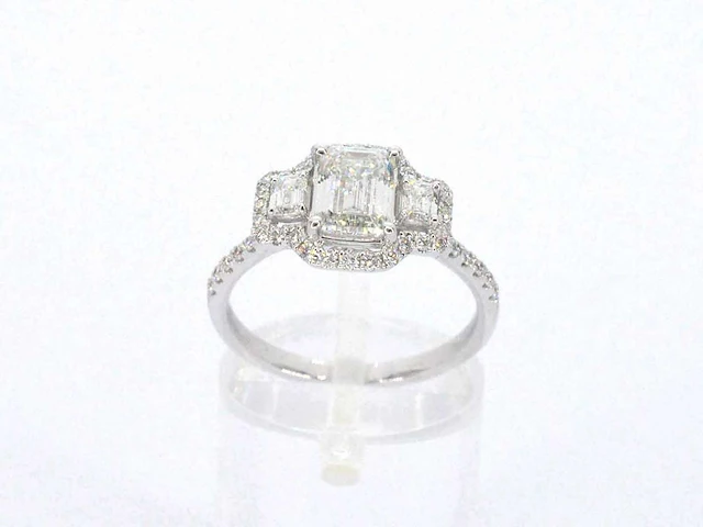 Witgouden trinity ring emerald diamant - afbeelding 7 van  9