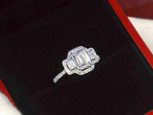 Witgouden trinity ring emerald diamant - afbeelding 8 van  9