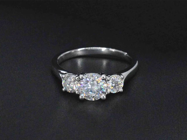 Witgouden trinity ring met 1.50 carat briljanten - afbeelding 5 van  9
