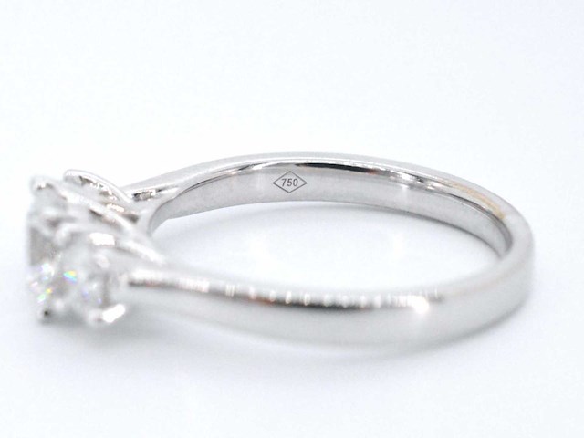 Witgouden trinity ring met briljant geslepen diamanten - afbeelding 2 van  10