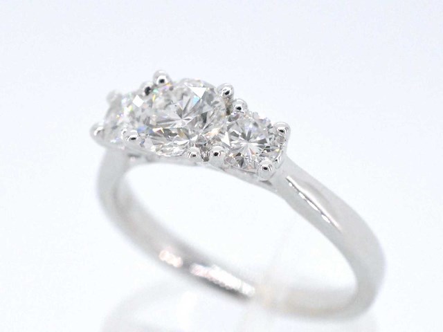 Witgouden trinity ring met briljant geslepen diamanten - afbeelding 5 van  10