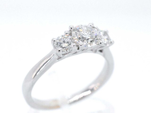 Witgouden trinity ring met briljant geslepen diamanten - afbeelding 6 van  10
