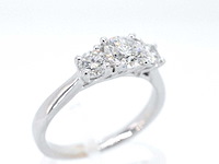 Witgouden trinity ring met briljant geslepen diamanten - afbeelding 6 van  10