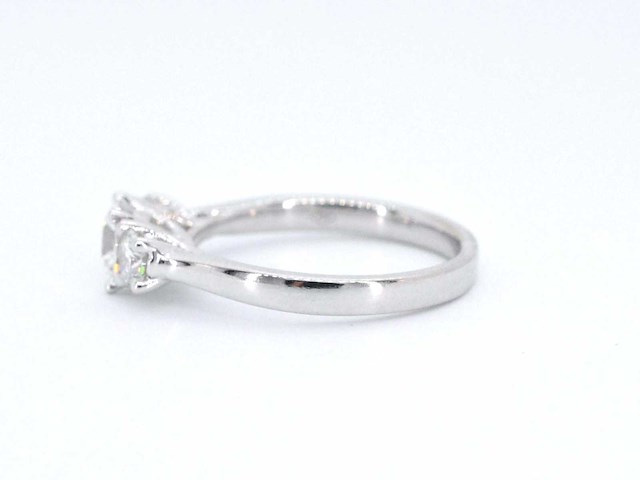 Witgouden trinity ring met briljant geslepen diamanten - afbeelding 7 van  10