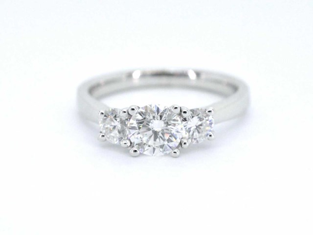 Witgouden trinity ring met briljant geslepen diamanten - afbeelding 8 van  10