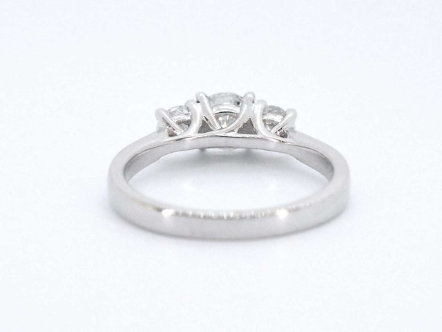 Witgouden trinity ring met briljant geslepen diamanten - afbeelding 9 van  10