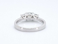 Witgouden trinity ring met briljant geslepen diamanten - afbeelding 9 van  10