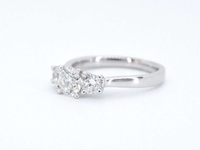 Witgouden trinity ring met briljant geslepen diamanten - afbeelding 10 van  10