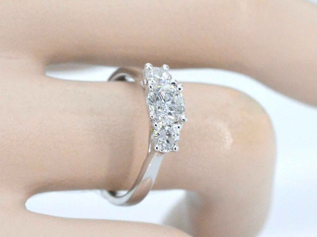 Witgouden trinity ring met briljant geslepen diamanten - afbeelding 4 van  11