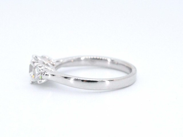 Witgouden trinity ring met briljant geslepen diamanten - afbeelding 7 van  11