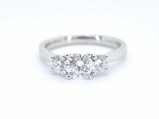 Witgouden trinity ring met briljant geslepen diamanten - afbeelding 8 van  11