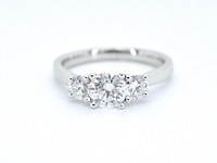 Witgouden trinity ring met briljant geslepen diamanten - afbeelding 8 van  11