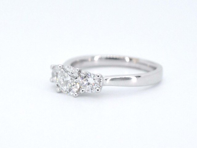 Witgouden trinity ring met briljant geslepen diamanten - afbeelding 10 van  11