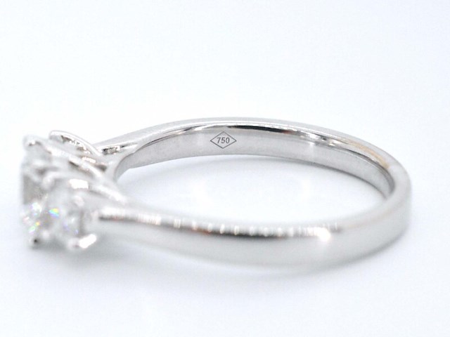 Witgouden trinity ring met briljant geslepen diamanten - afbeelding 11 van  11
