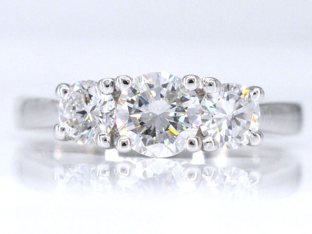 Witgouden trinity ring met briljant geslepen diamanten - afbeelding 1 van  9