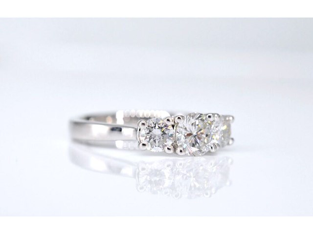 Witgouden trinity ring met briljant geslepen diamanten - afbeelding 3 van  9