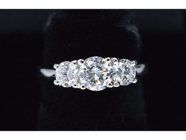 Witgouden trinity ring met briljant geslepen diamanten - afbeelding 6 van  9