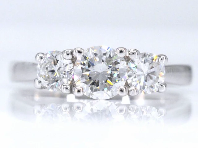 Witgouden trinity ring met briljant geslepen diamanten - afbeelding 1 van  9