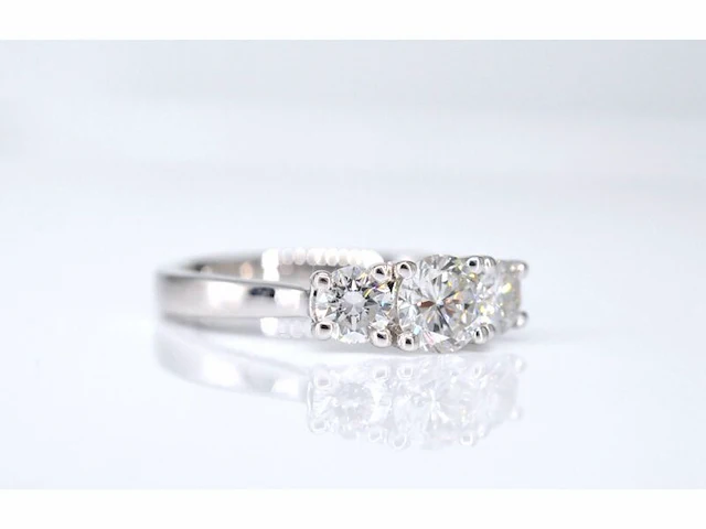 Witgouden trinity ring met briljant geslepen diamanten - afbeelding 3 van  9