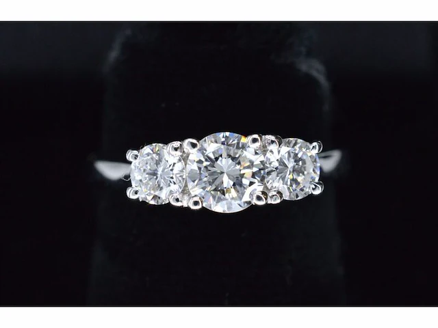 Witgouden trinity ring met briljant geslepen diamanten - afbeelding 6 van  9