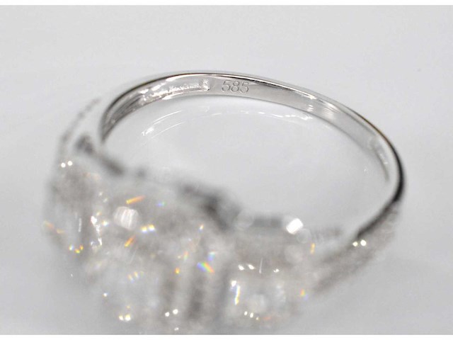Witgouden trinity ring met diamanten - afbeelding 7 van  7