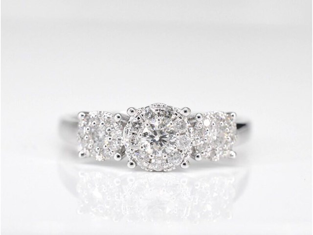 Witgouden trinity ring met diamanten - afbeelding 3 van  9