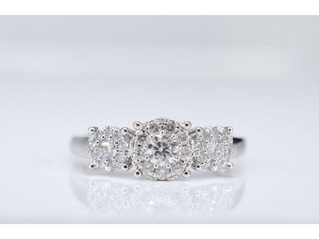 Witgouden trinity ring met diamanten - afbeelding 6 van  9