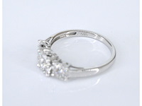 Witgouden trinity ring met diamanten - afbeelding 7 van  9