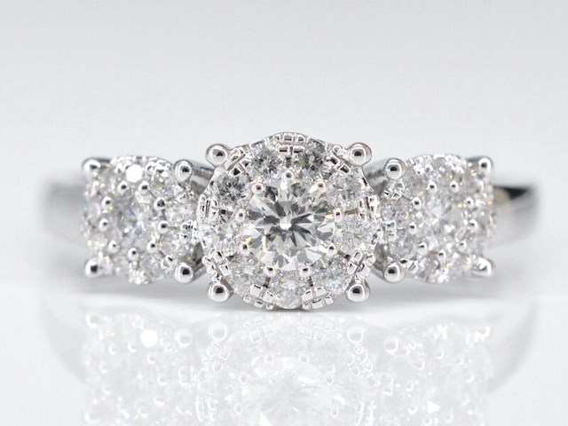 Witgouden trinity ring met diamanten - afbeelding 1 van  9