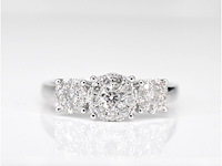 Witgouden trinity ring met diamanten - afbeelding 3 van  9