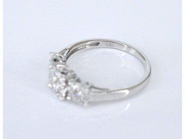 Witgouden trinity ring met diamanten - afbeelding 7 van  9