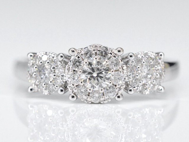 Witgouden trinity ring met diamanten - afbeelding 1 van  9