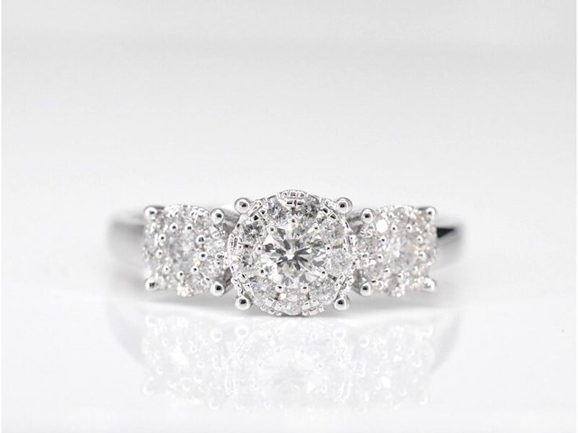 Witgouden trinity ring met diamanten - afbeelding 3 van  9