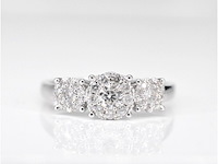 Witgouden trinity ring met diamanten - afbeelding 3 van  9
