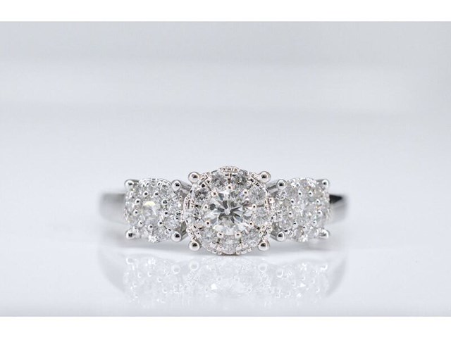 Witgouden trinity ring met diamanten - afbeelding 6 van  9