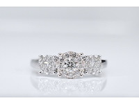 Witgouden trinity ring met diamanten - afbeelding 6 van  9