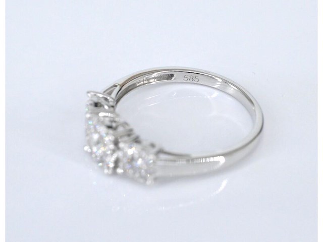 Witgouden trinity ring met diamanten - afbeelding 7 van  9