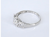 Witgouden trinity ring met diamanten - afbeelding 7 van  9
