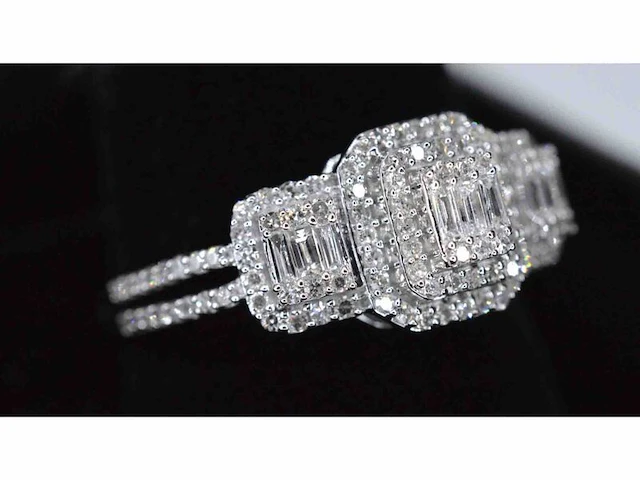 Witgouden trinity ring met diamanten - afbeelding 5 van  8