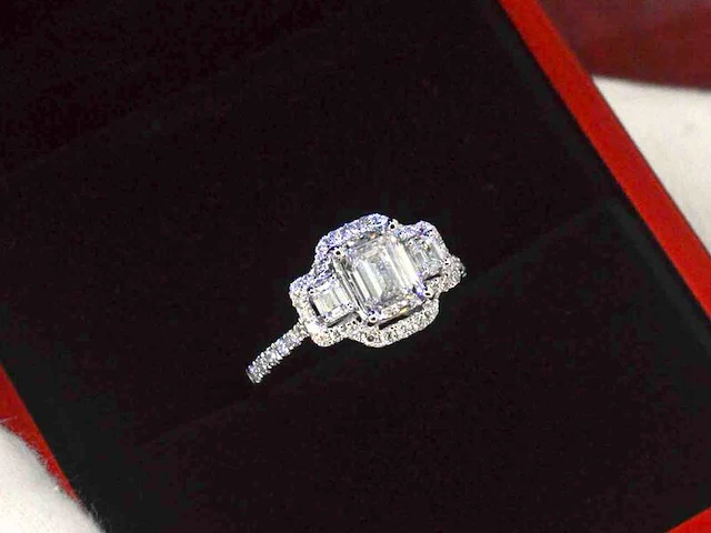 Witgouden trinity ring met een grote emerald cut diamant - afbeelding 1 van  11