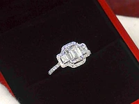 Witgouden trinity ring met een grote emerald cut diamant