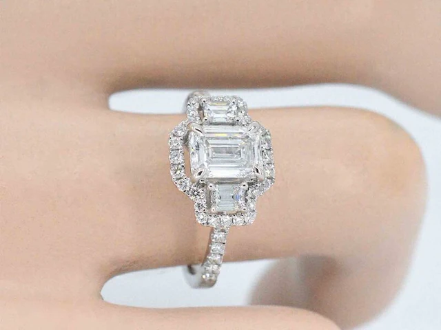 Witgouden trinity ring met een grote emerald cut diamant - afbeelding 4 van  11